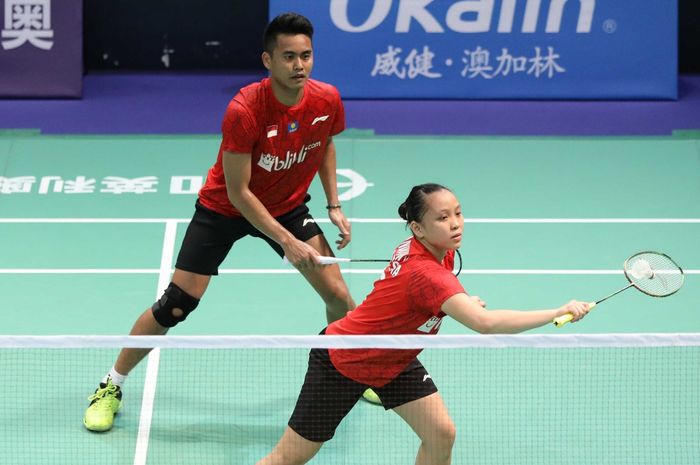 Pasangan ganda campuran Indonesia, Tontowi Ahmad/Winny Oktavina Kandow, saat menjalani pertandingan penyisihan Grup C  pada Kejuaraan Beregu Campuran Asia 2019 di Queen Elizabeth Stadium, Wanchai, Hong Kong, Selasa (19/3/2019).