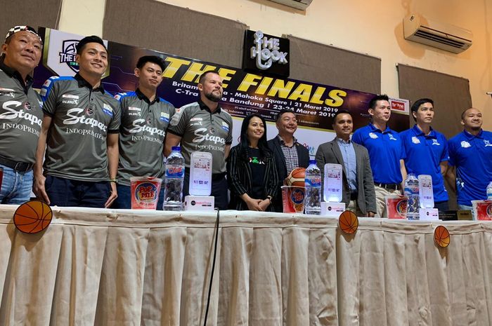 Tim Stapac Jakarta dan Satria Muda Pertamina Jakarta berfoto bersama Direktur IBL, Hasan Gozali (tengah), dan perwakilan sponsor, di Jakarta, Selasa (19/3/2019).