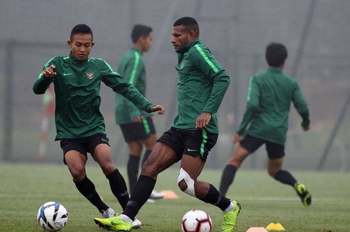 Penyerang Timnas U-23 Indonesia Marinus Wanewar dalam sesi latihan di Pusat Pelatihan VFF Young, Rabu (20/3/2019).