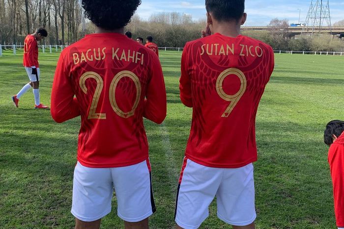 Penyerang Garuda Select, Amiruddin Bagus Kahfi dan Sutan Zico, melakukan persiapan sebelum pertandingan melawan Huddersfield U-18 pada Rabu (20/3/2019).