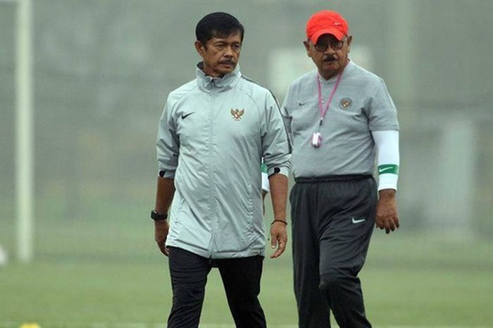 Pelatih Timnas U-22 Indonesia Indra Sjafri saat memantau latihan skuatnya di Pusat Pelatihan VFF, Rabu (20/3/2019).