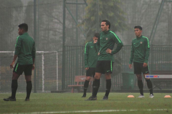 Ezra Walian bersama para pemain timnas U-23 Indonesia saat sesi latihan jelang Kualifikasi Piala Asia U-23 2020 di Vietnam.