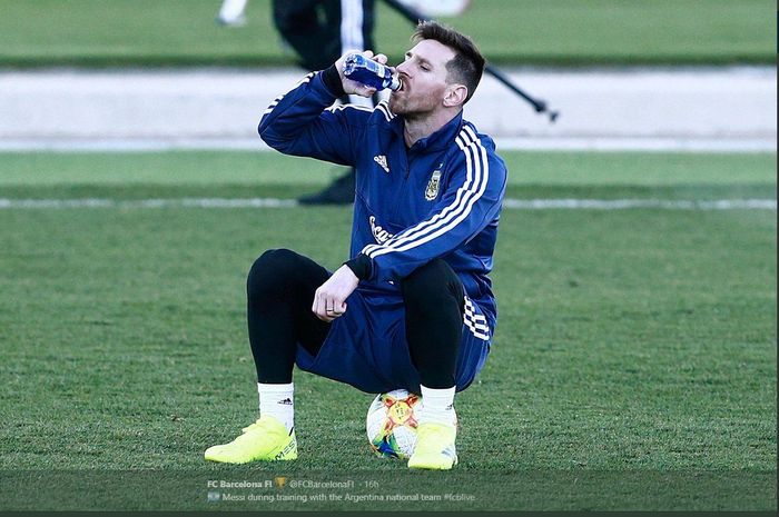 Lionel Messi dalam sesi latihan timnas Argentina.