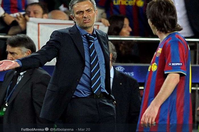 Pelatih Chelsea, Jose Mourinho, berbicara dengan pemain Barcelona, Lionel Messi, saat pertandingan leg kedua babak 16 besar Liga Champions di Stadion Camp Nou, 7 Maret 2006.