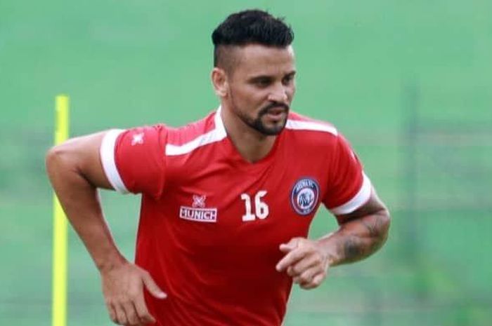 Striker Arema FC asal Brasil, Robert Lima Guimaraes.