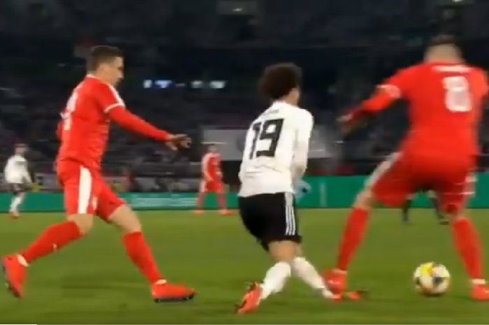 Gelandang timnas Serbia, Milan Pavkov, menginjak kaki kiri winger Jerman, Leroy Sane, saat keduanya bertemu di laga persahabatan pada Kamis (21/3/2019), di Volkswagen Arena, Wolfsburg.