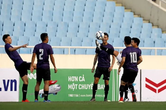 Para pemain Timnas U-23 Thailand berlatih santai menjelang duel kontra Timnas U-23 Indonesia dalam Kualifikasi Piala Asia U-23 2020 di Hanoi, Vietnam, Kamis (21/3/2019).