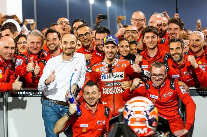 Tim Ducati berpose dengan Andrea Dovizioso usai sang pembalap sukses memenangi MotoGP Qatar 2019, Minggu (3/3/2019)