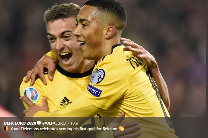 Youri Tielemans merayakan gol pembuka sekaligus gol pertamanya bersama Timnas Belgia saat melawan Rusia