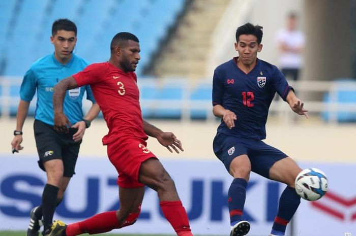 Striker timnas U-23 Indonesia, Marinus Wanewar, saat berebut bola dengan pemain Thailand di Kualifikasi Piala Asia U-23 2020.