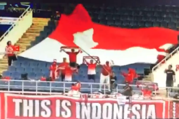 Spanduk This Is Indonesia terpampang dilaga timnas U-23 Indonesia melawan Thailand.