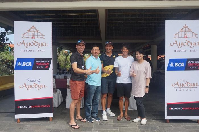 Co-founder Super League Triathlon, Michael D'hulst (kiri) dan Chris McCormack (tengah) berfoto bersama perwakilan Bank Central Asia (BCA), Hendrik Sia dan Susanti Nurmalawati beserta atlet triatlon Indonesia, Andy Wibowo usai konferensi pers pada Jumat (22/3/2019) yang diadakan di Ayodya Resort, Nusa Dua, Bali.