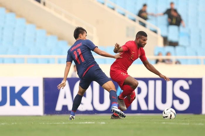 Pemain timnas U-23 Indonesia, Marinus Wanewar (kanan), berduel dengan pemain Thailand pada laga pertama Kualifikasi Piala Asia U-23 2020, Jumat (22/3/2019).