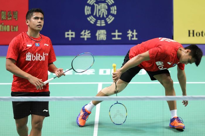 Pasangan ganda putra Indonesia, Sabar Karyaman Gutama/Frengky Wijaya Putra, saat bertanding melawan Takuro Hoki/Yugo Kobayashi (Jepang) pada babak semifinal Kejuaraan Beregu Campuran Asia 2019 di Queen Elizabeth Stadium, Wanchai, Hong Kong, Sabtu (23/3/2019).