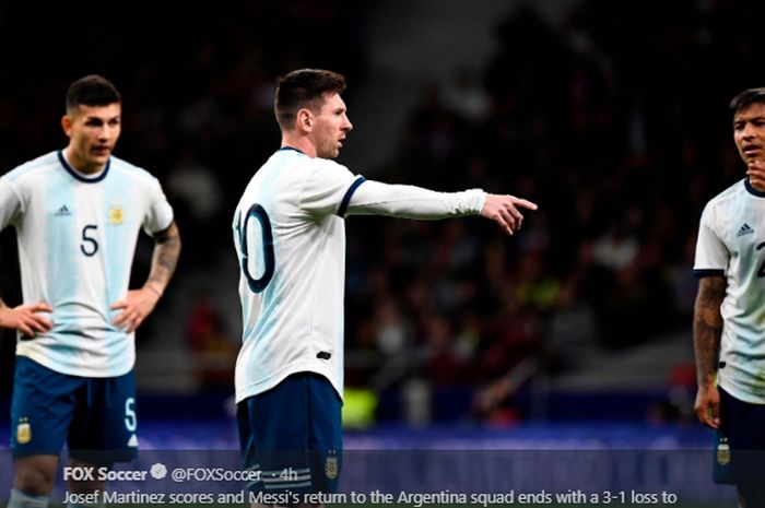 Lionel Messi berbicara kepada rekan-rekan setimnya saat timnas Argentina menghadapi Venezuela dalam laga persahabatan di Stadion Wanda Metropolitano, Spanyol, 22 Maret 2019.