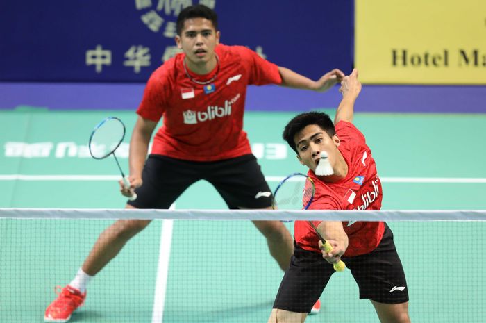 Pasangan ganda putra Indonesia, Sabar Karyaman Gutama/Frengky Wijaya Putra, saat bertanding melawan Takuro Hoki/Yugo Kobayashi (Jepang) pada babak semifinal Kejuaraan Beregu Campuran Asia 2019 di Queen Elizabeth Stadium, Wanchai, Hong Kong, Sabtu (23/3/2019).