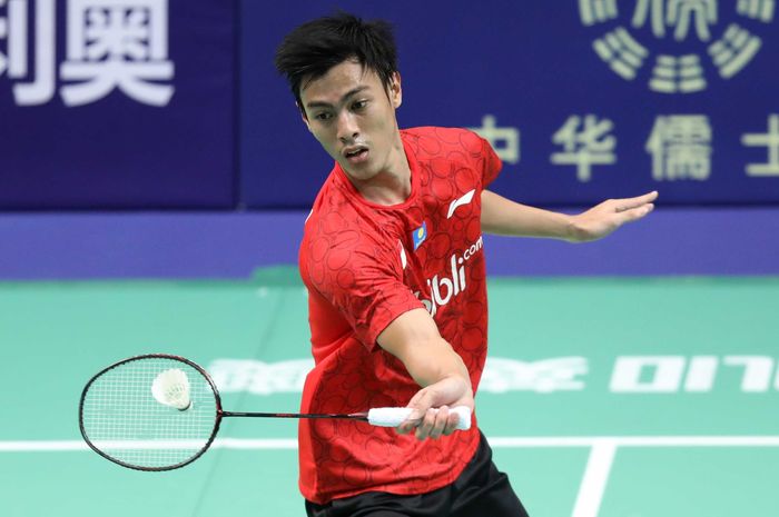 Pebulu tangkis tunggal putra Indonesia, Shesar Hiren Rhustavito, mengembalikan kok ke arah Kanta Tsuneyama pada semifinal melawan Jepang pada Kejuaraan Beregu Campuran Asia 2019 di Queen Elizabeth Stadium, Hong Kong, Sabtu (23/3/2019).