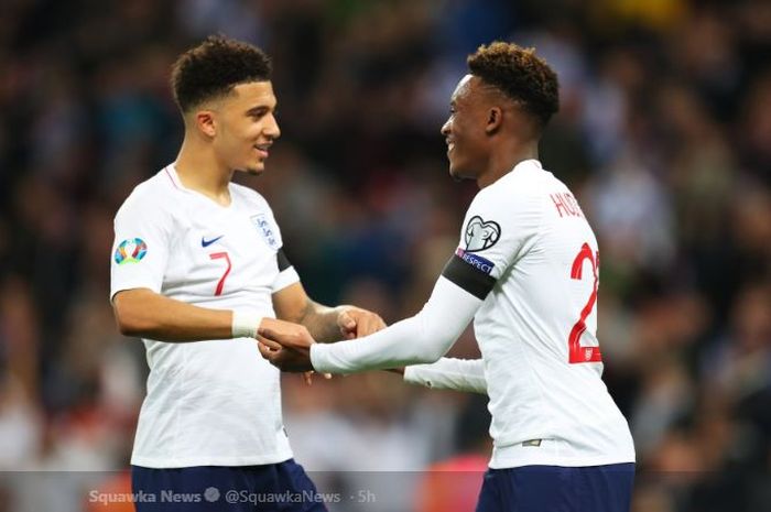 Duo winger timnas Inggris, Jadon Sancho (kiri) dan Callum Hudson-Odoi, bersalaman dalam laga Grup A Kualifikasi Piala Eropa 2020 kontra Rep. Ceska, Jumat (22/3/2019) di Stadion Wembley.