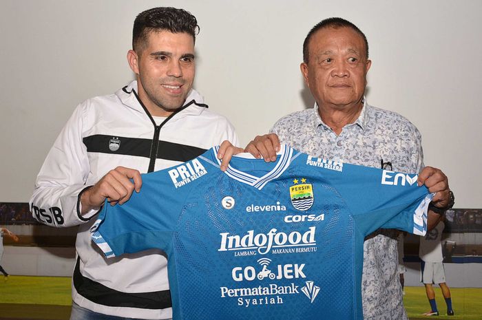 Fabiano Beltrame (kiri) Diperkenalkan oleh Manajemen Persib Bandung sebagai Rekrutan Anyar Mereka di Graha Persib, Sabtu (23/3/2019).