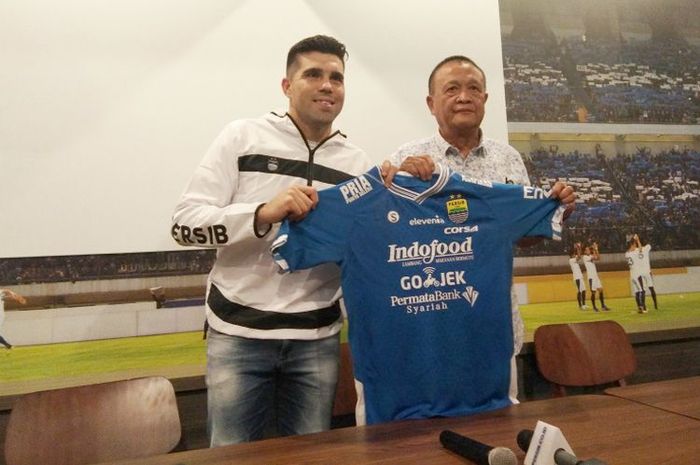 Komisaris Utama PT Persib Bandung Bermartabat (PBB) Zaenuri Hasyim saat memperkenalkan Fabiano Beltrame sebagai amunisi baru Persib di Graha Persib pada Sabtu (23/3/2019).