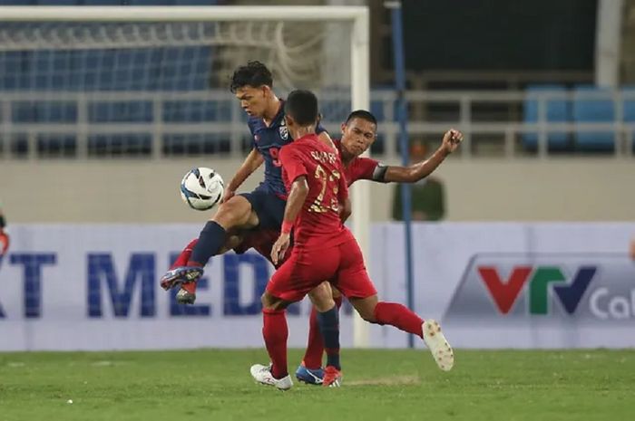 Striker Timnas U-23 Thailand Supachai Jaided (kiri) diapit dua pemain Timnas U-23 Indonesia dalam laga perdana Kualifikasi Piala Asia U-23 2020, Jumat (22/3/2019), di Stadion Nasional My Dinh, Hanoi, Vietnam.