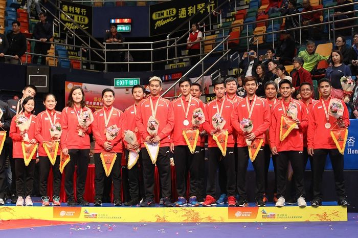 Tim bulu tangkis Indonesia berpose di podium Kejuaraan Beregu Campuran Asia 2019. Kejuaraan Beregu Campuran Asia kembali bergulir setelah sekali dibatalkan karena pandemi.