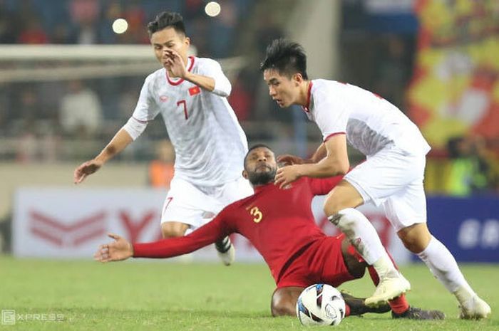 Striker timnas U-23 Indonesia, Marinus Wanewar, saat dihadang dua bek Vietnam dalam laga Kualifikasi Piala Asia U-23 2020, di Stadion My Dinh, Minggu (24/3/2020).