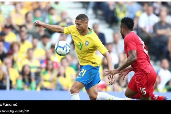 Pemain timnas Brasil, Richarlison, beraksi pada laga kontra Panama di Estadio Dragao, Porto, Portugal pada Sabtu (23/3/2019).