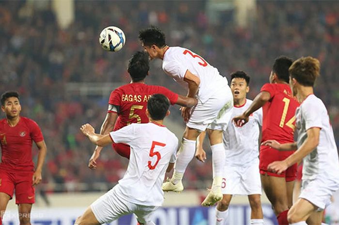 Pemain timnas U-23 Indonesia, Bagas Adi Nugroho, berduel dengan pemain timnas Vietnam pada laga kedua Kualifikasi Piala Asia U-23 2020, Minggu (24/3/2019).