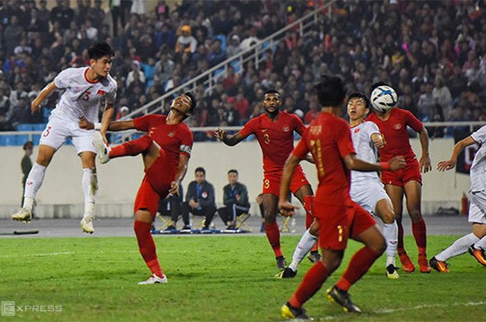 Para Pemain Timnas U-23 Indonesia Berebut Bola dengan Pemain-pemain Timnas U-23 Vietnam di Pertandingan Kedua Grup K Kualifikasi Piala Asia U-23 2020 di Stadion My Dinh, Hanoi, Minggu (24/3/2019).