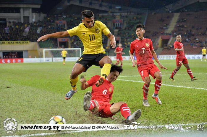 Aksi penyerang pengganti timnas U-23 Malaysia, Safawi Rasid (10) melompati salah satu pemain timnas U-23 Laos pada lanjutan Kualifikasi Piala Asia U-23 2020 untuk Grup J di Stadion Shah Alam, Selangor, 24 Maret 2019.