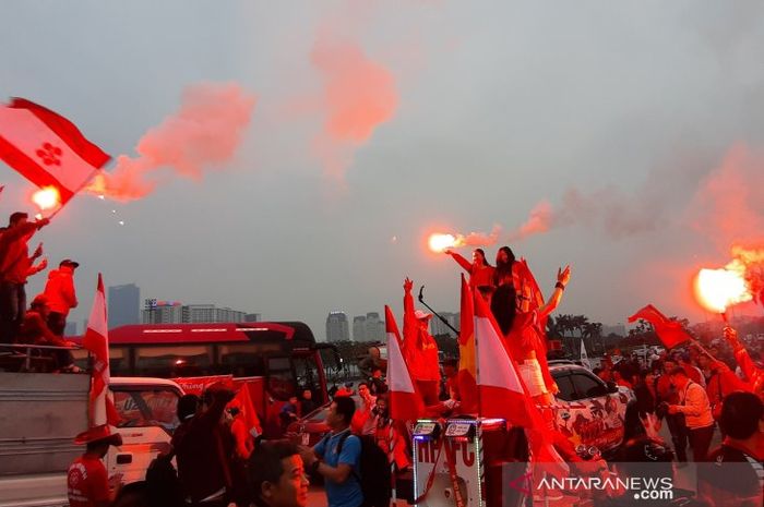 Aksi flare suporter Vietnam sebelum pertandingan melawan timnas U-23 Indonesia pada Grup K Kualifikasi Piala Asia U-23 2020 di Stadion Nasional My Dinh, Hanoi, Minggu (24/3/2019).