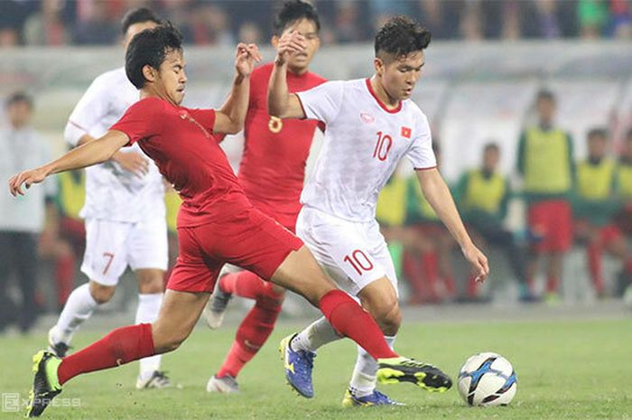 Pemain timnas U-23 Indonesia, Luthfi Kamal (kiri), berebut bola dengan pemain Vietnam pada laga kedua Kualifikasi Piala Asia U-23 2020, Minggu (24/3/2019).