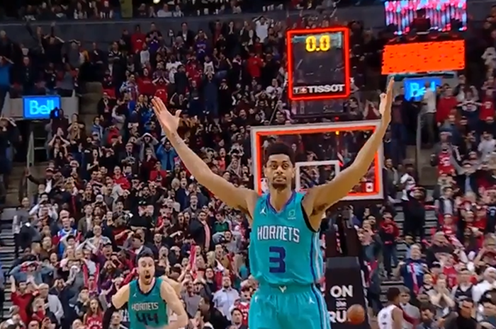 Momen saat Jeremy Lamb (#3, Charlotte Hornets) melancarkan tembakan tiga poin saat menghadapi Toronto Raptors di Scotiabank Arena, Toronto, Minggu (24/3/2019).