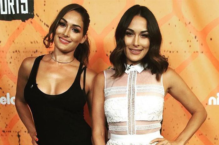 Nikki Bella (kiri) dan Brie Bella (kanan)