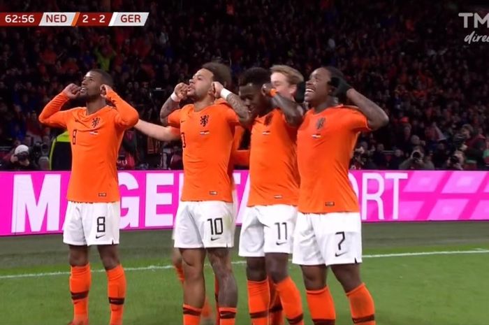 Para pemain timnas Belanda merayakan gol yang dicetak oleh Memphis Depay dalam laga Grup C Kualifikasi Piala Eropa 2020 melawan timnas Jerman di Stadion Cruijff ArenA, Minggu (24/3/2019).