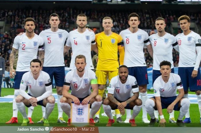 Dele Alli (berdiri paling kanan), bersama skuat timnas Inggris dalam laga Grup A Kualifikasi Piala Eropa 2020 kontra Republik Ceska di Stadion Wembley, 22 Maret 2019.