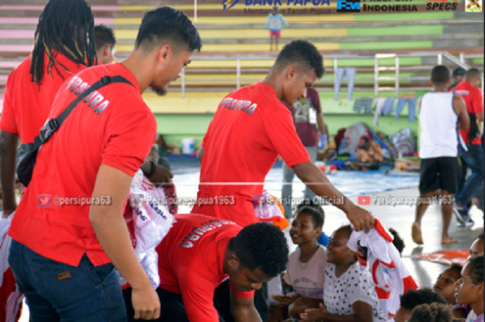 Skuat Persipura Jayapura menyalurkan bantuan kepada para korban banjir di Sentani, Selasa (26/3/2019).