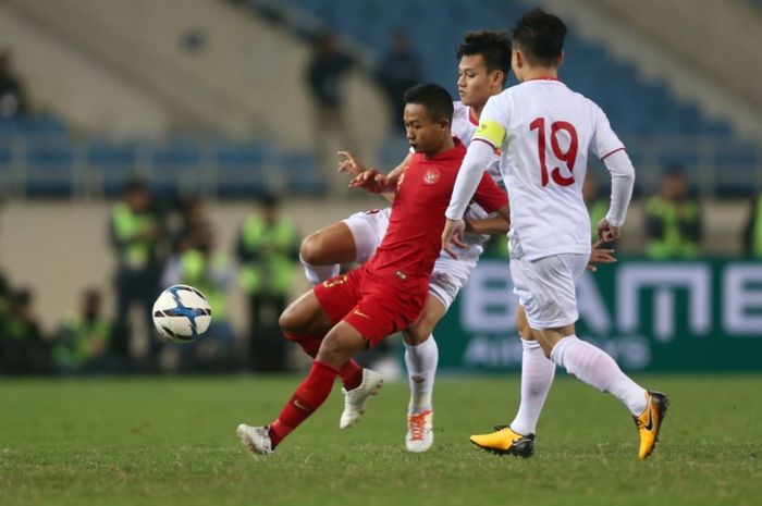 Gelandang timnas U-23 Indonesia, Sani Rizki Fauzi (tengah), berebut bola dengan dua pemain Vietnam pada laga kedua Kualifikasi Piala Asia U-23 2020, Minggu (24/3/2019).