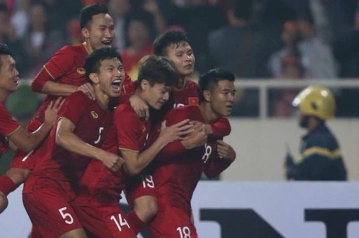 Para pemain timnas U-23 Vietnam saat selebrasi seusai mencetak gol ke gawang Thailand pada Kualifikasi Piala Asia U-23 2020 di Stadion My Dinh, Hanoi, Selasa (26/4/2019).