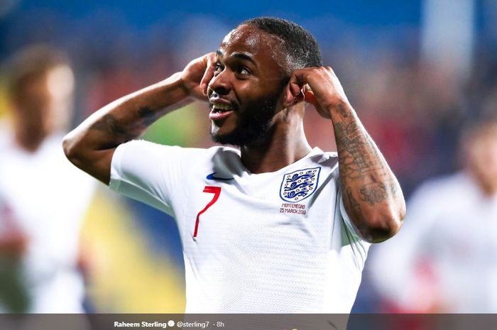 Winger timnas Inggris, Raheem Sterling, bereaksi saat ada ejekan rasialis pada laga kualifikasi Piala Eropa 2020 melawan Montenegro, Selasa (26/3/2019) di Stadion Stadion Pod Goricom, Podgorica.