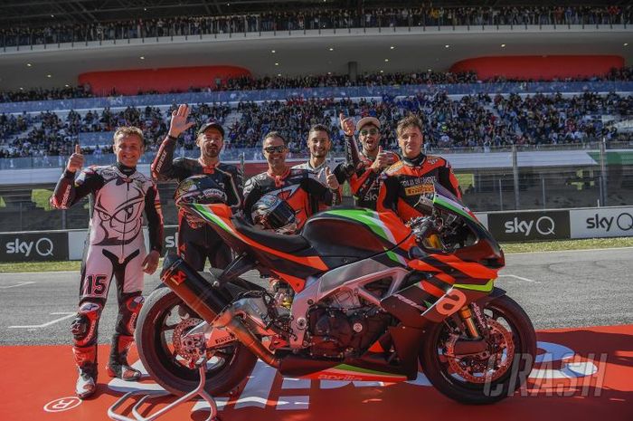 Para pembalap Aprillia, baik yang sudah pensiun maupun yang masih aktif, berpose bersama di acara Aprillia All Stars 2019 di Sirkuit Mugello, Italia.