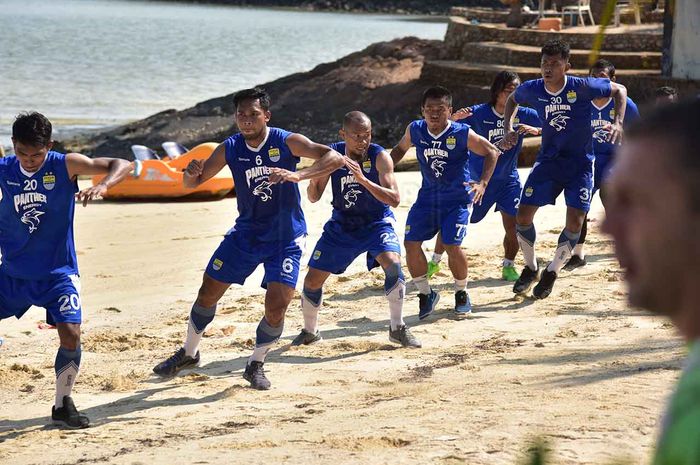 Pemain-pemain Persib Bandung Melakukan Latihan Perdana dalam Serangkaian TC di Batam, Selasa (26/3/2019) pagi.