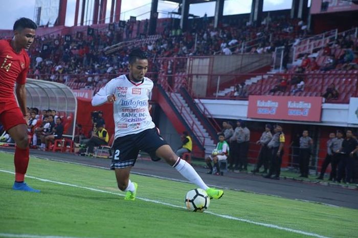 Bek sayap kiri Bali United, Gusti Sandria, menguasai bola saat laga uji coba melawan timnas U-23 Indonesia.