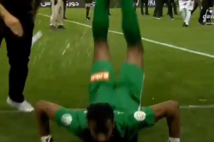 Kiper Ohod, Abdullah Al-Oaisher, merayakan clean sheet dengan dancing worm di depan fan tuan rumah Al Hilal pada Minggu (24/3/2019) di Stadion King Saud University, Riyadh.