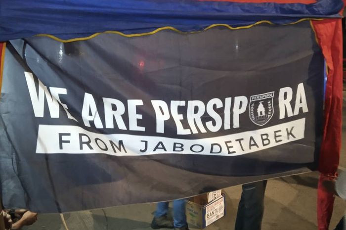 Posko Komunitas We Are Persipura Jabodetabek bersama Karang Taruna Mangga Dua dan Komunitas Mangga Doea Pecinta Alam ( Madoepala ) melakukan aksi sosial di di depan Stasiun Kereta Api Pangeran Jayakarta, Jakarta Pusat.