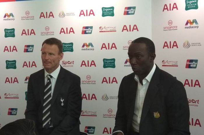 Dwight Yorke (kanan) dan Teddy Sheringham (kiri) pada acara konferensi pers ICC 2019 di Singapura, Rabu (27/3/2019).