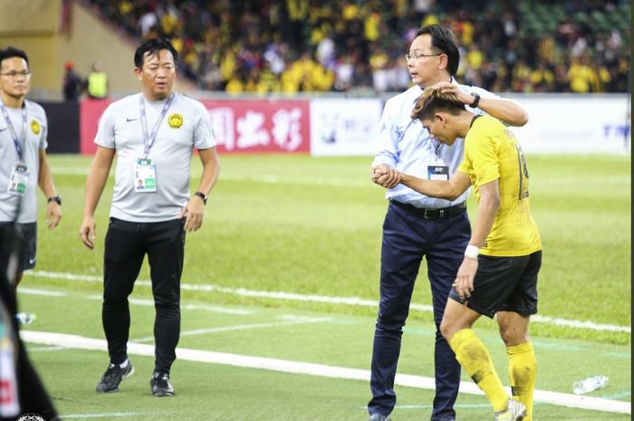 Pelatih timnas U-23 Malaysia, Ong Kim Swee, merangkul pemainnya dalam partai Kualifikasi Piala Asia U-23 2020 versus China.