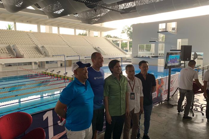 (Dari kiri ke kanan) Wisnu Wardhana, Ketua Panitia SEASF 1st South East Asian Master Swimming Championship 2019, mantan juara Olimpiade Jason Lezak, Wakil Ketua PRSI, Harlin Rahardjo, perwakilan dari GBK, dan Albert Sutanto berfoto pada konferensi pers di Stadion Akuatika GBK, Senayan, Jakarta, Rabu (27/3/2019).