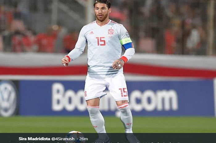 Bek timnas Spanyol, Sergio Ramos, menggiring bola dalam pertandingan melawan Mata pada Kualifikasi Piala Eropa 2020 di Stadion Ta'Qali, Malta, 26 Maret 2020.